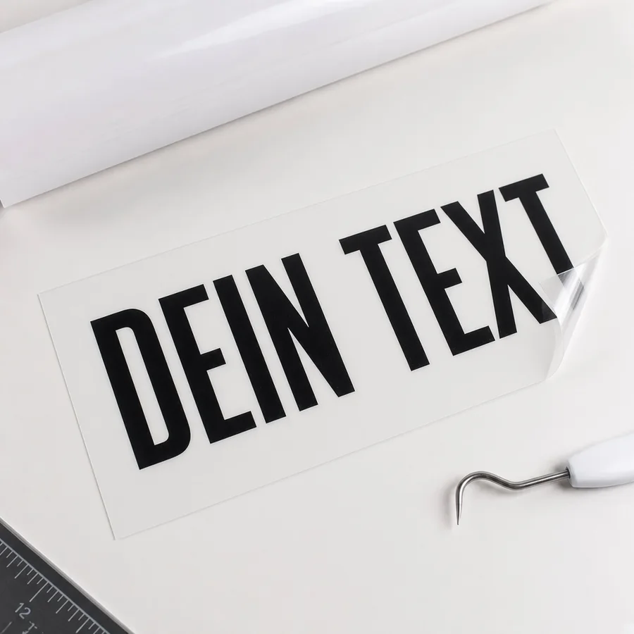 Geplotteter Wunschtext DEIN TEXT auf Transferfolie vor dem Übertragen